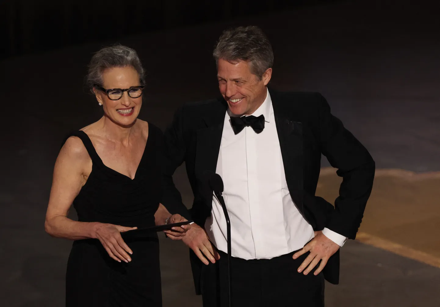 Хью Грант и Энди Макдауэлл на церемонии вручения 95-й премии «Оскар»