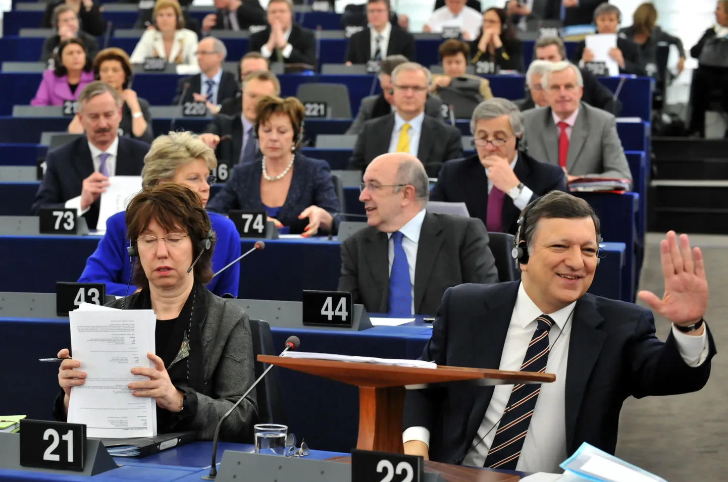 José Manuel Barroso (ees paremal) koos Euroopa Komisjoni volinikega täna Euroopa Parlamendis. Siim Kallas istub pildi vasakus nurgas, kohal nr 73.