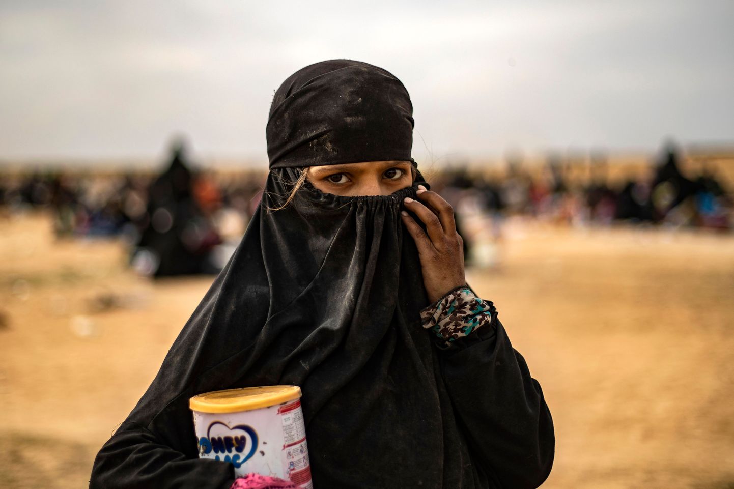 ISISe viimase tugipunkti lähedal asuvasse põgenikelaagrisse saabunud naine.