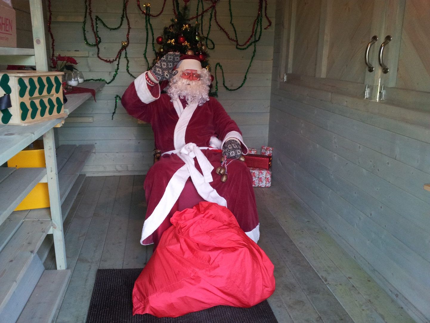 В парке Лёвенру в районе Кристийне в этом году впервые открыт домик Деда Мороза.