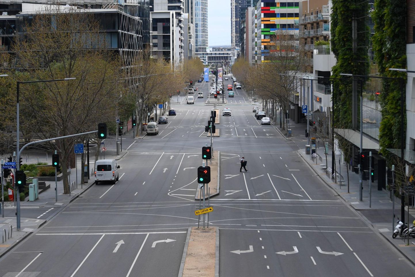 Piirangute tõttu tühjaks jäänud Melbourne on muutunud kummituslikuks. FOTO: James Ross/epa/scanpix