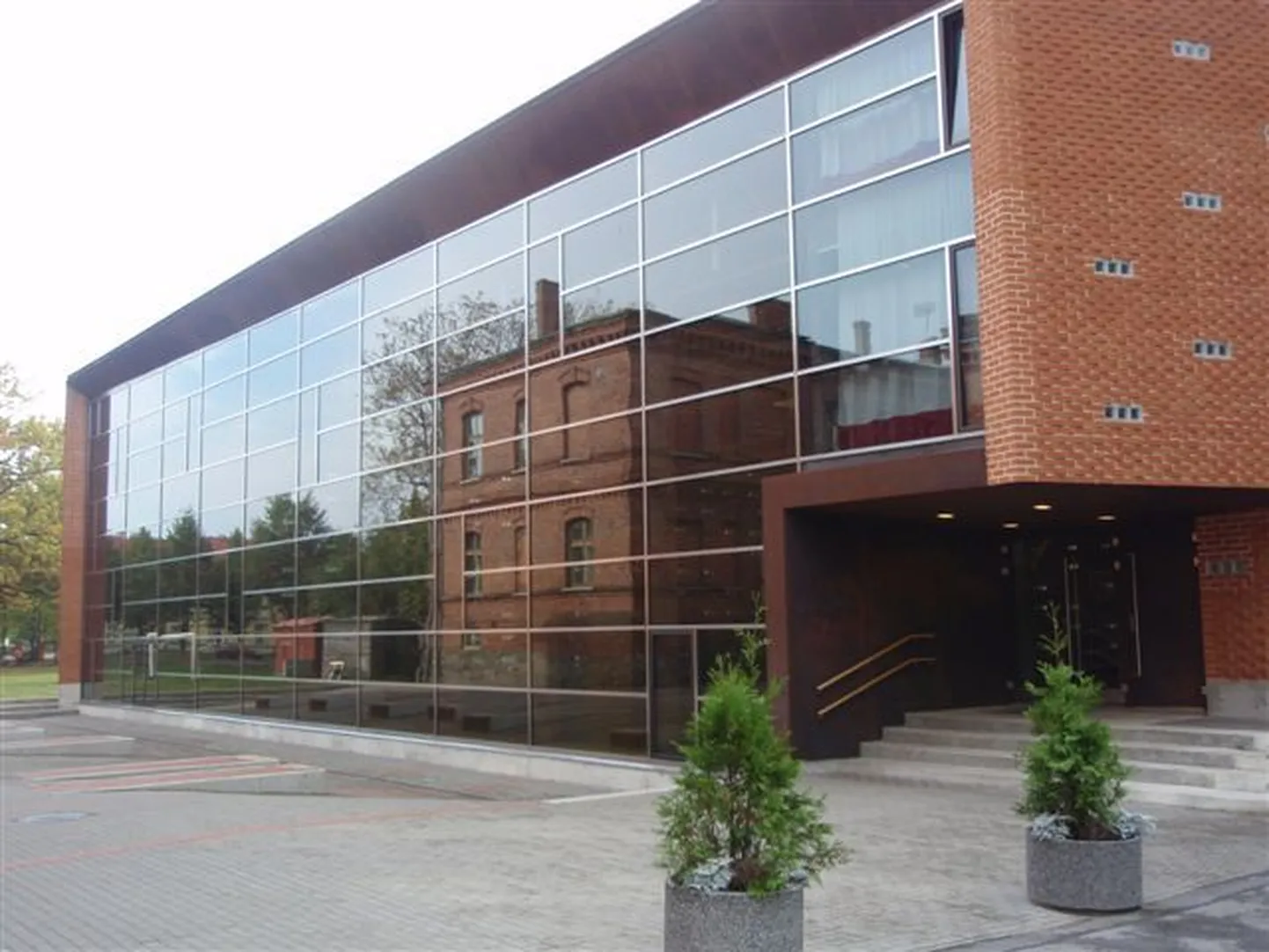 Pärnu kesklinna koolide võimla akendel peegelduv Kuninga tänava põhikool.