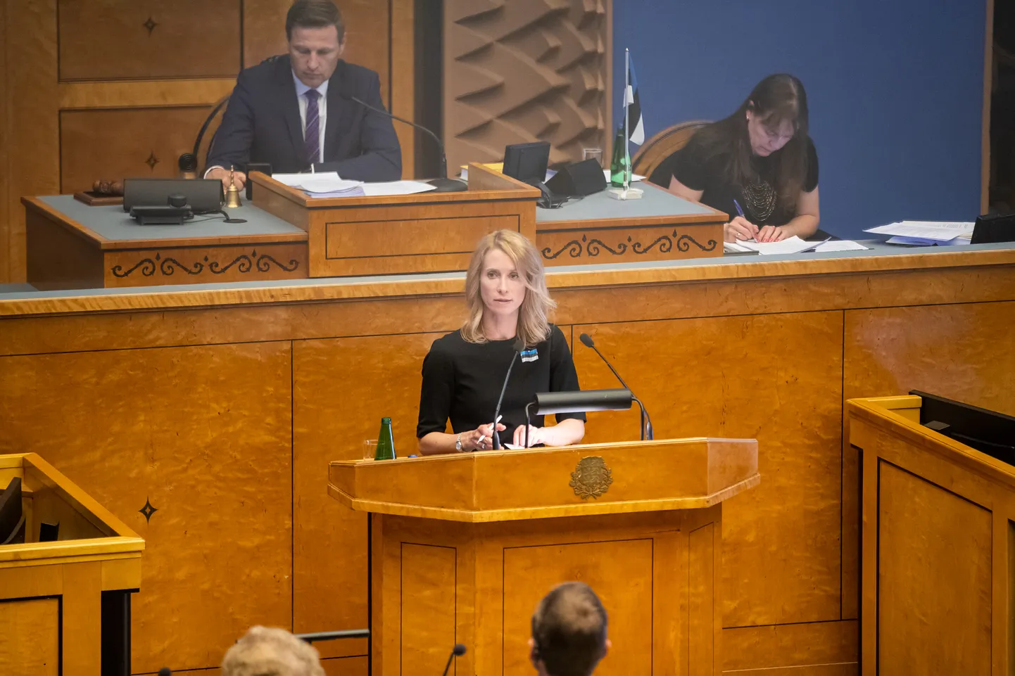 Peaminister Kaja Kallas rahvaesindajate küsimustele vastamas.