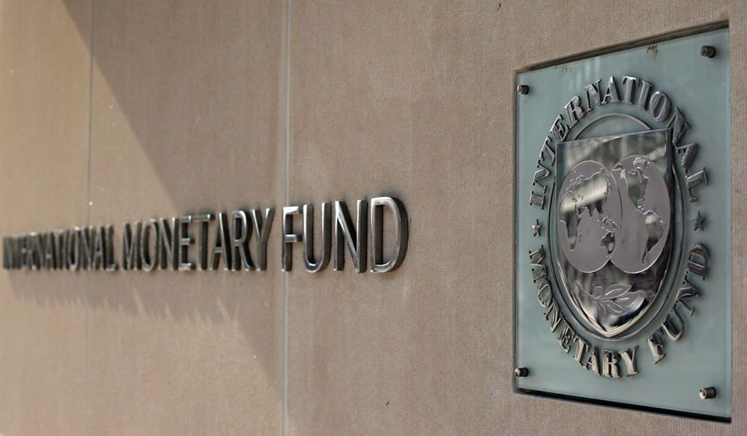 Rahvusvahelise valuutafondi IMF logo fondi peakorteri seinal Washingtonis.
