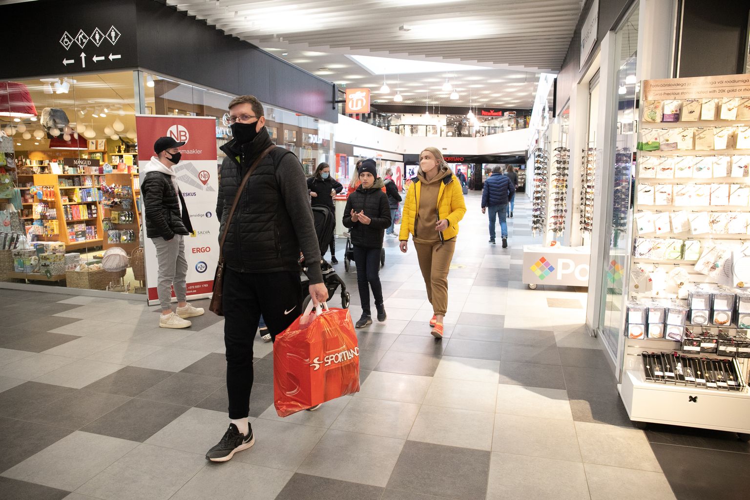 Esmaspäevased ostlejad Rakvere Põhjakeskuses.