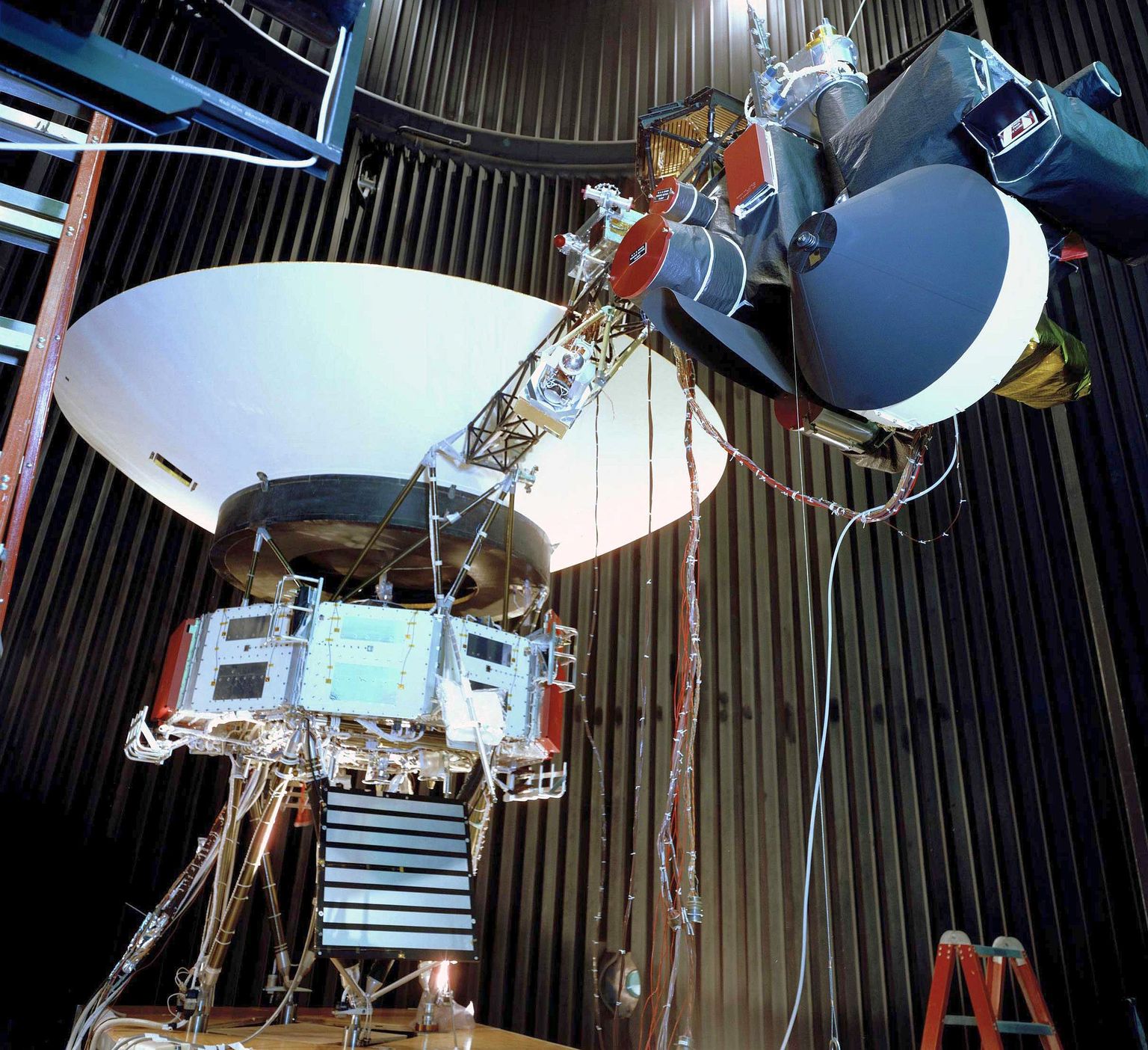 Pildil on NASA kosmoselaevade Voyager maapealne makett, mis jäljendab täpselt kosmosesse saadetud aparaate. Paremal pika masti otsas on teadusinstrumendid, mis kosmoses olevatel Voyageridel ikka veel töötavad, välja arvatud üks instrument Voyager 1 pardal.