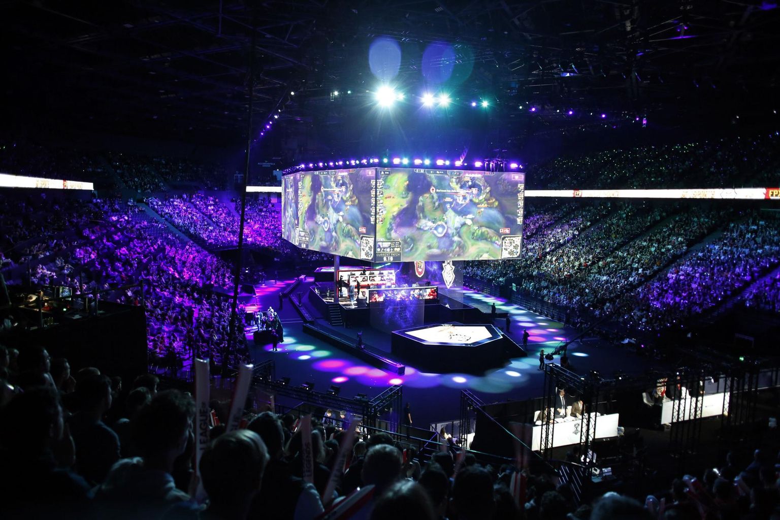 Mainekaid e-spordivõistlusi, nagu pildil näha olev Pariisis peetud mõõduvõtt League of Legends, korraldati enne pandeemiat suurtes spordihallides ja nendele elasid kaasa nii kohapeal kui ka veebi vahendusel tuhanded inimesed.