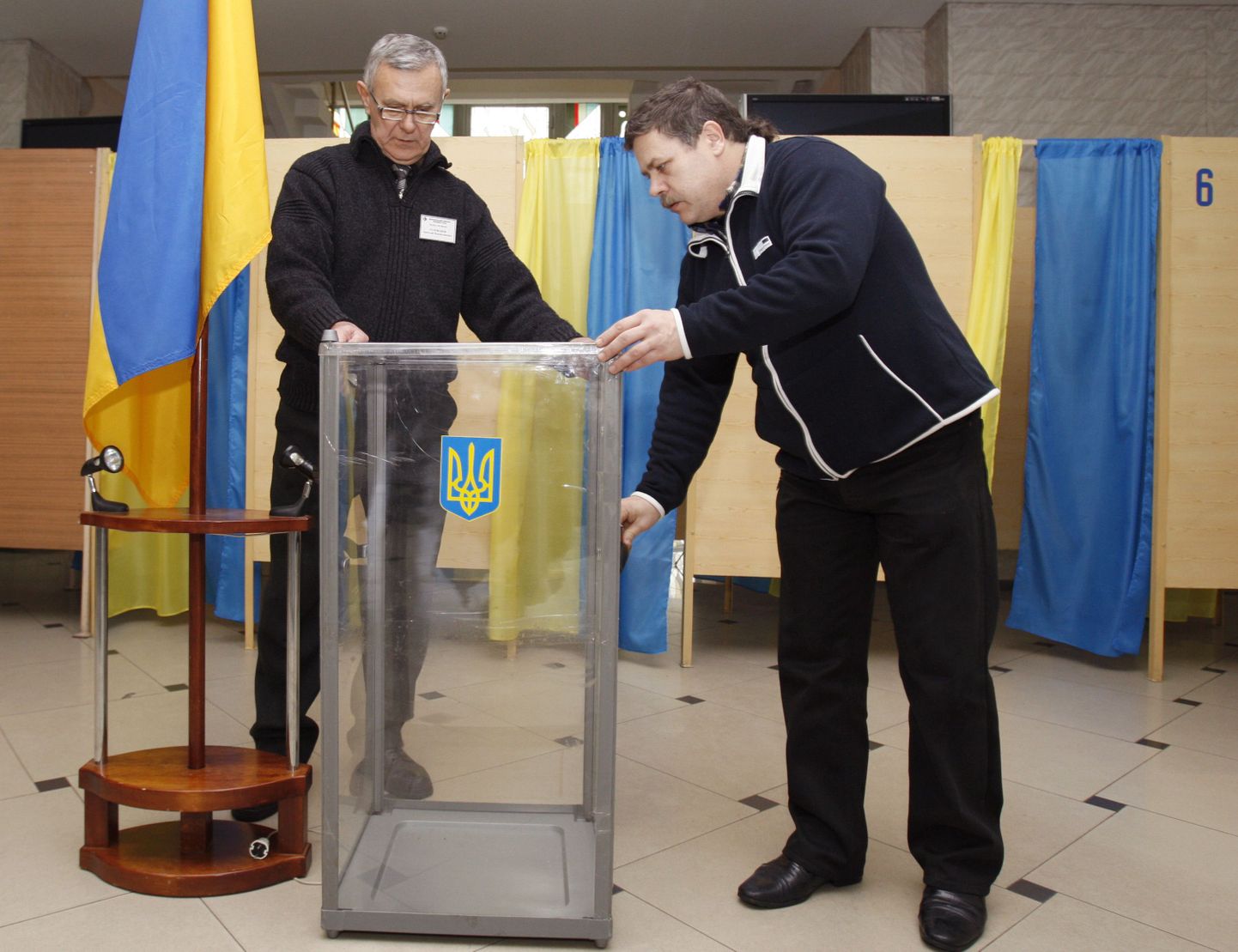 Hääletussedelite kasti püstitamine Dnipropetrovski valimisjaoskonnas.