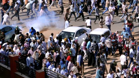 Galerii: politsei tõkestas Sudaani protestijate marsi presidendipalee juurde