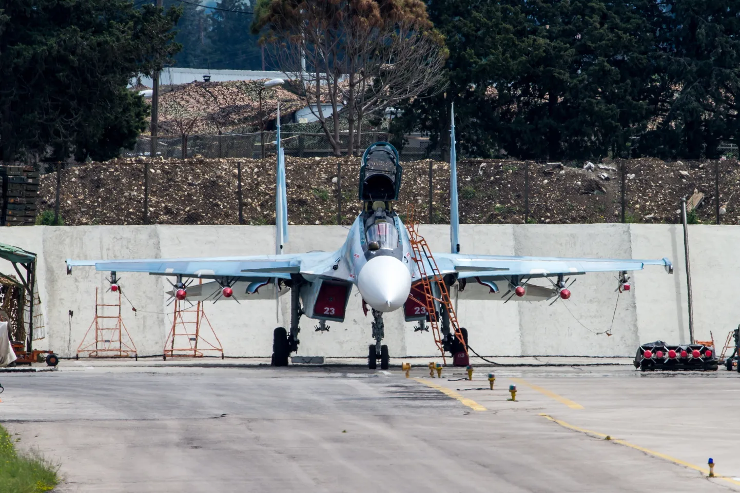Vene hävituslennuk Suhhoi Su-30SM hävituslennuk seismas Süürias asuvas Vene Hmeimimi sõjaväebaasis, kust Moskva sõdib Süüria režiimi heaks mässuliste ja džihadistidega.