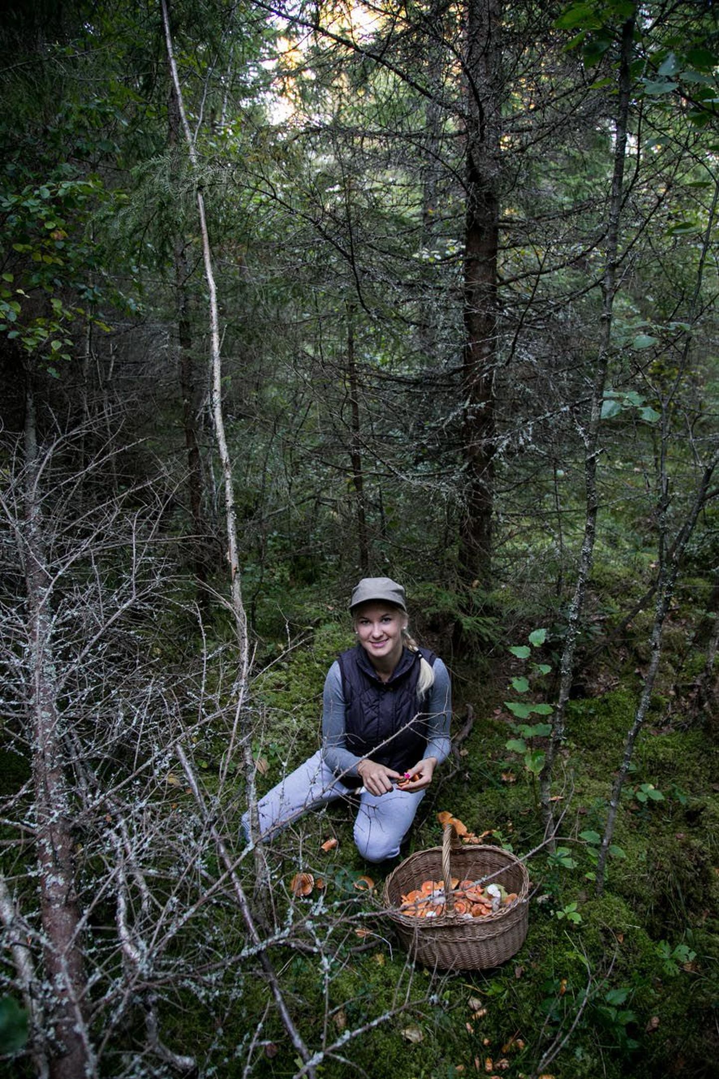 Liisa Hendrikson on juba sel aastalgi kohalike metsade seenesaaki korjanud.