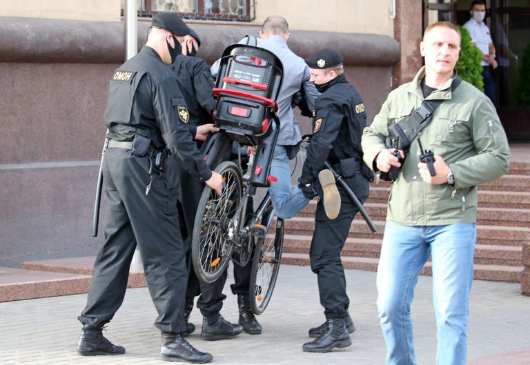 Politseinikud peatasid jalgrattaga mehe loata meeleavaldusel, mis peeti Valgevene 2020. aasta presidendivalimiste opositsioonikandidaatide takistamise vastu.