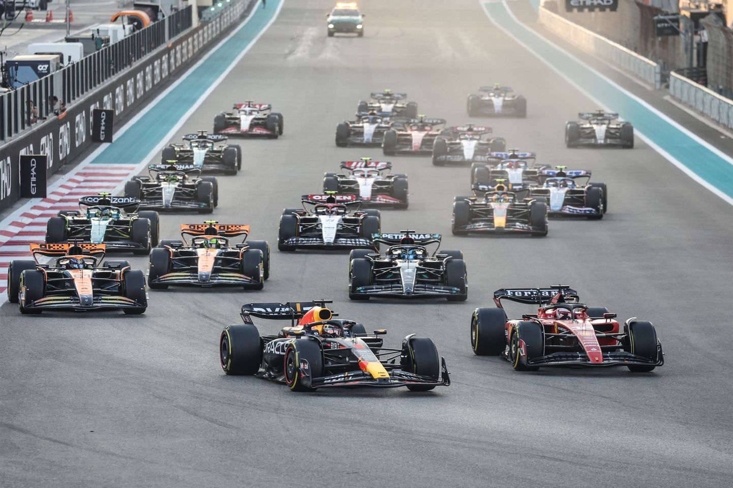 Abu Dhabi Grand Prix start. Esiplaanil Charles Leclerc (Ferrari, paremal) ja Max Verstappen (Red Bull, keskel). Nende kahe vahel on taamal George Russell (Mercedes).