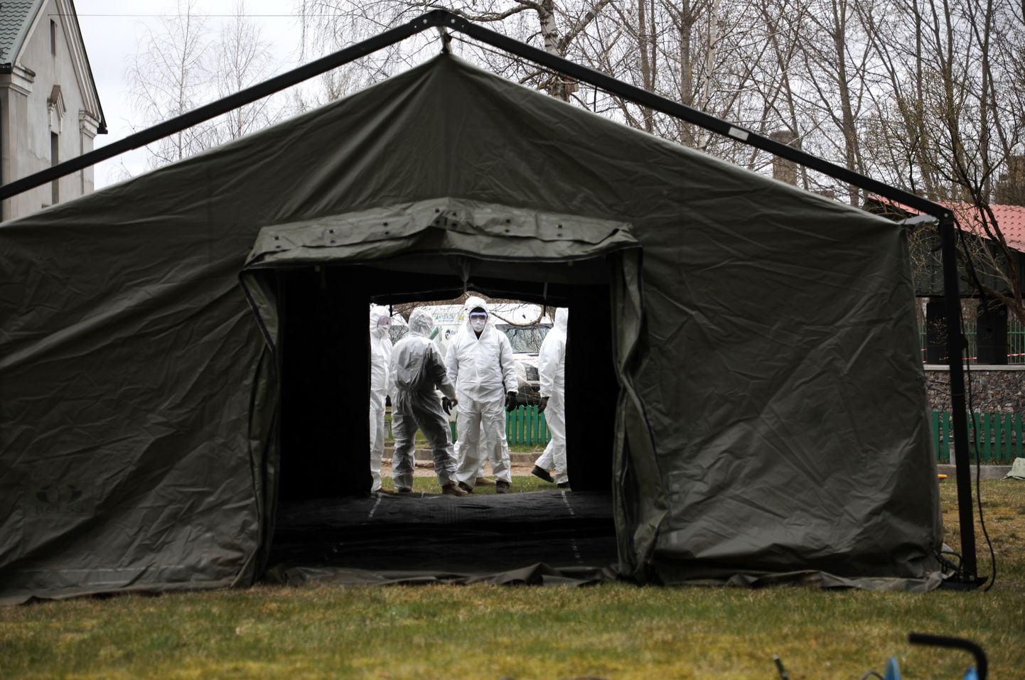 Земессардзе устанавливает армейскую палатку на территории приюта.