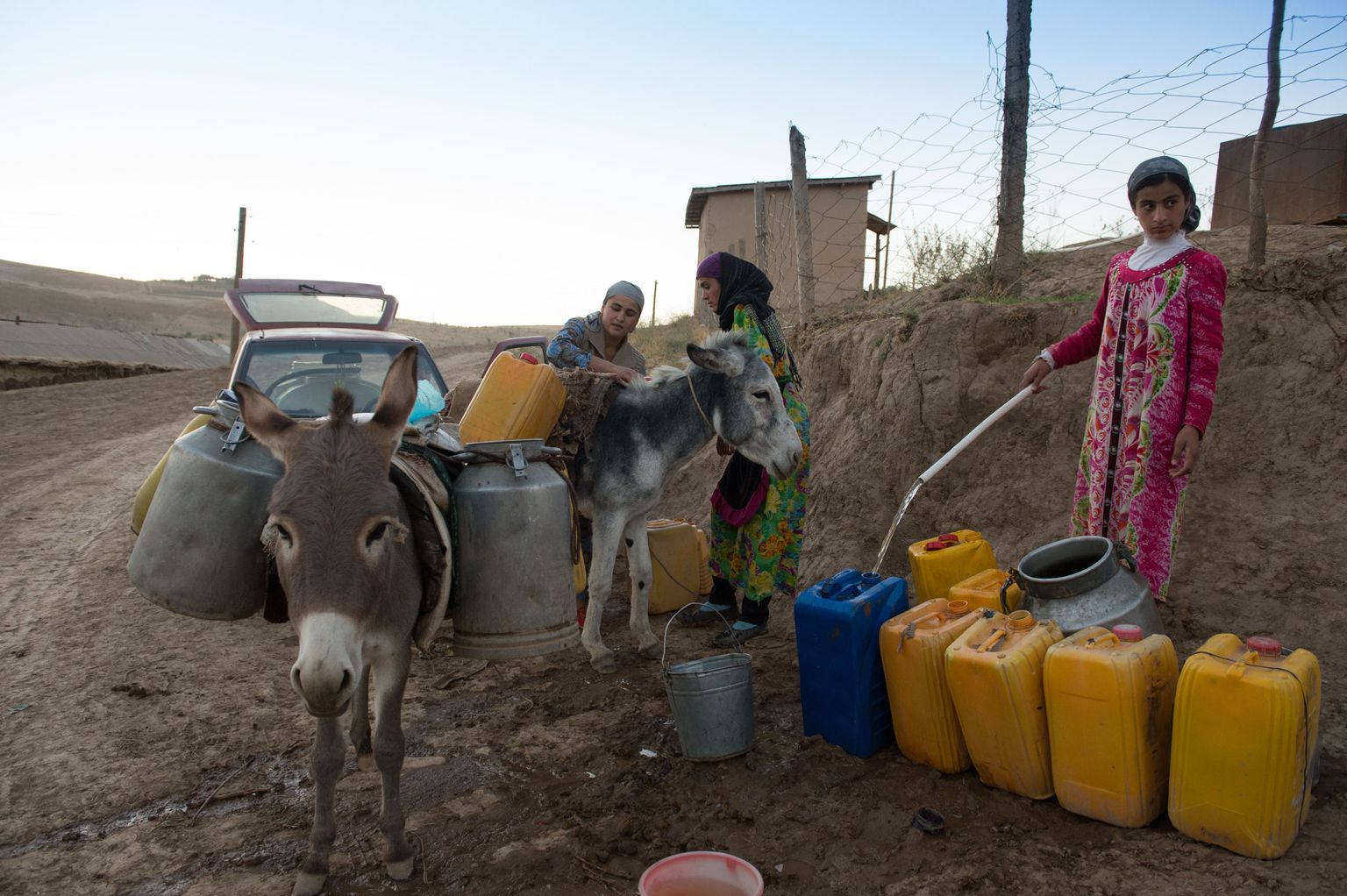 Vee kandmine kaevult koju on Tadžikistani kišlakkides alati naiste ja tüdrukute ülesanne. Äärmisel juhul teevad seda ka poisid. Mõnikord tähendab veetoomine raskete kanistritega mööda mäekülge ülesronimist. Hea, et mehed vähemalt eeslid abiks annavad.  Naised vett võtmas Baljuvoni lähedal Jakasada kišlakis. Naiste taga paistab auto, millega üks mees tuli appi naisele vett vedama. Vaat see oli haruldus.