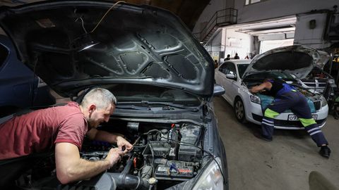 Venelased kiirustavad oma autosid gaasile kohendama, kuna bensiini napib