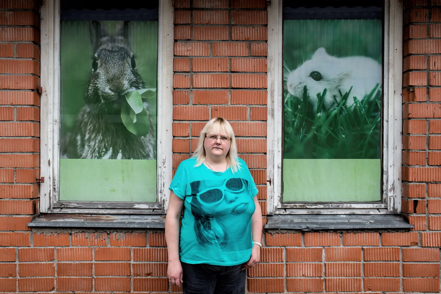 Kahe loomakaupluse Looduse Kuningas omanik Natalja Logatšova oma Tallinnas Õismäe teel asuva kaupluse vaateakende juures – vaidluse reklaamimaksu tasumise üle põhjustasid tema seljataga akendel olevad loomapildid.