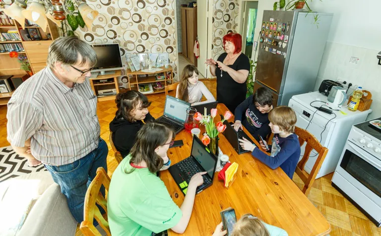 Põlvamaal Kanepi vallas elavate Inge Ojala-Pihlaja ja Timo Pihlaja eestkostepere kuus tüdrukut tänavu varakevadel kaugõppel. Korraga pidi saama õpitud ning ka vanemate tööd tehtud.