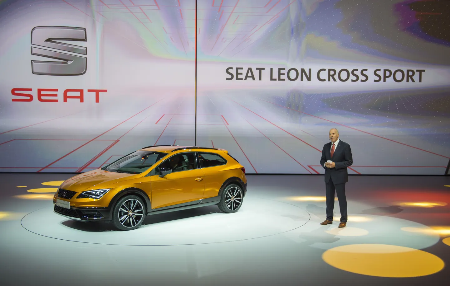 Seati juht Juergen Stackmann tutvustab Frankfurtis SEAT Leon Cross Sporti