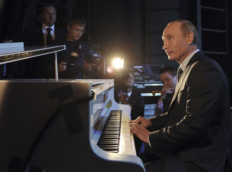 Vladimir Putin 2011. aastal Moskva teatris klaveri taga / RIA Novosti/Reuters/Scanpix