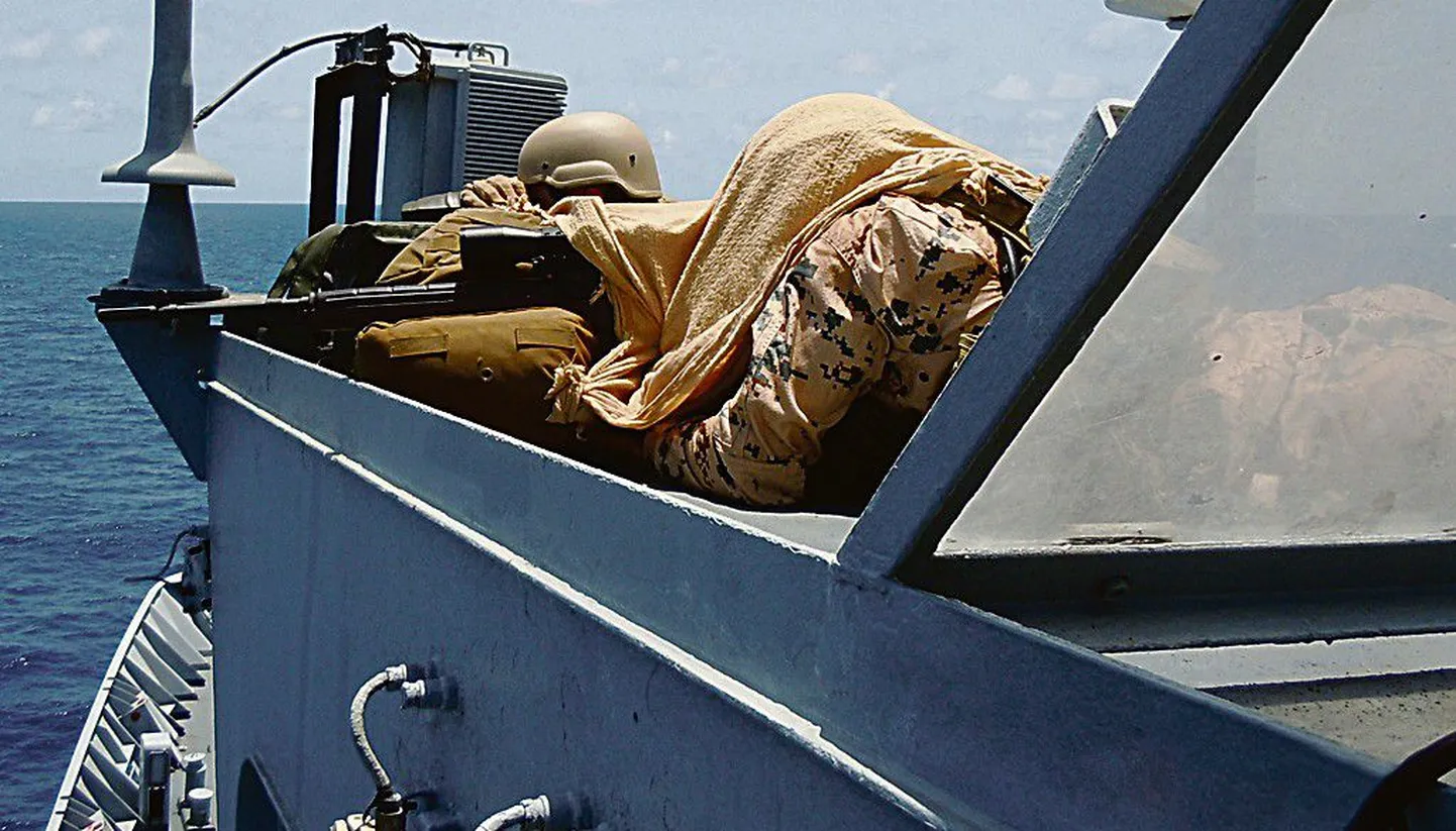 Эстонскому снайперу удалось обезвредить пиратское судно, попав в двигатель.
Фото: Группа по обеспечению безопасности судов.