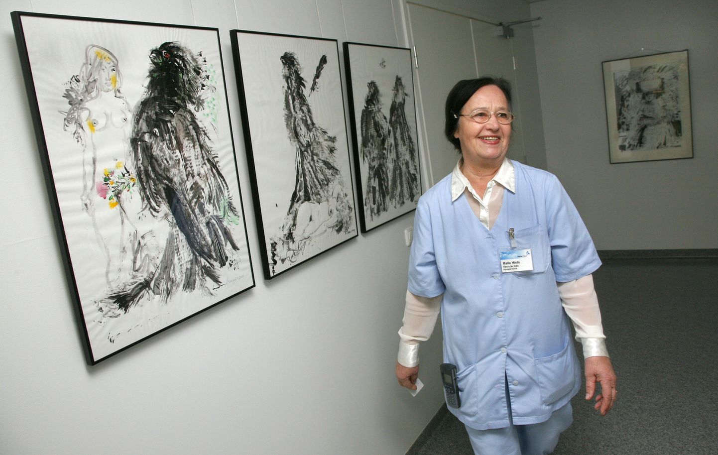 "Evald Okas kujutab mehi mustade lindudena," selgitab haiglaõest galerist Malle Hints oma lemmikkunstniku taieste ees seistes.
