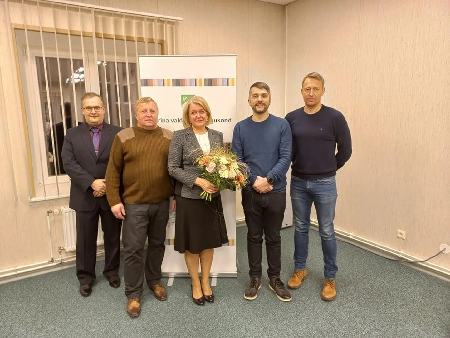 Kadrina vallavalitsuse moodustavad Tõnu Rummo (paremalt), Raido Parve, Kairit Pihlak, Andres Nukk ja Villu Vaimets. Pildilt on puudu Ain Suurkaev.