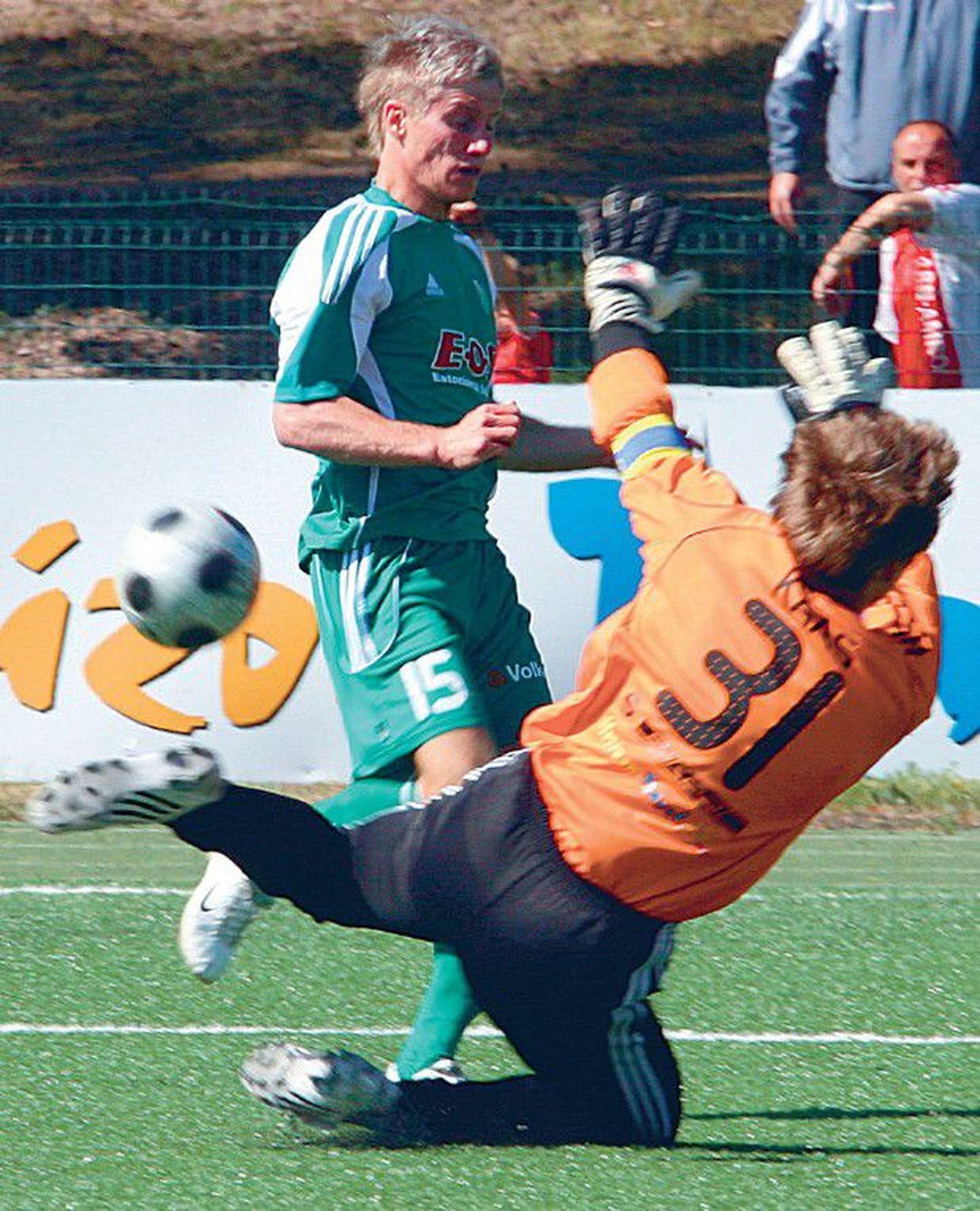 Tarmo Kink (rohelises) mängis Kalju väravavahi Rene Kaasi üle koguni kolmel korral.
