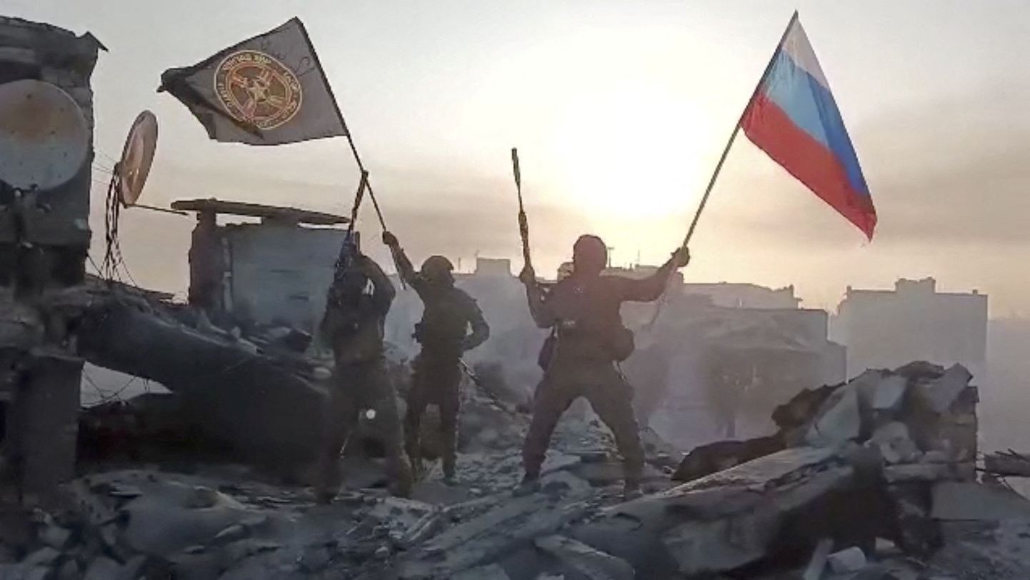 Palgasõdurid tuvastamata kohas Wagneri ja Vene lipuga.