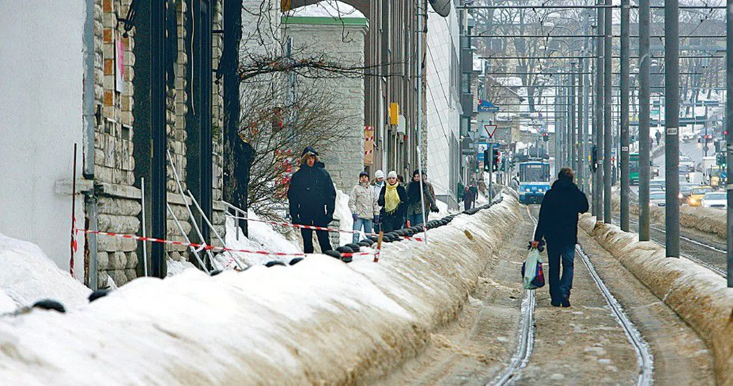 Tallinnas Tartu maanteel maja nr 51 katuselt kukkus pühapäeval suur jääkamakas selga noorele naisele, kes sai lülisamba trauma.