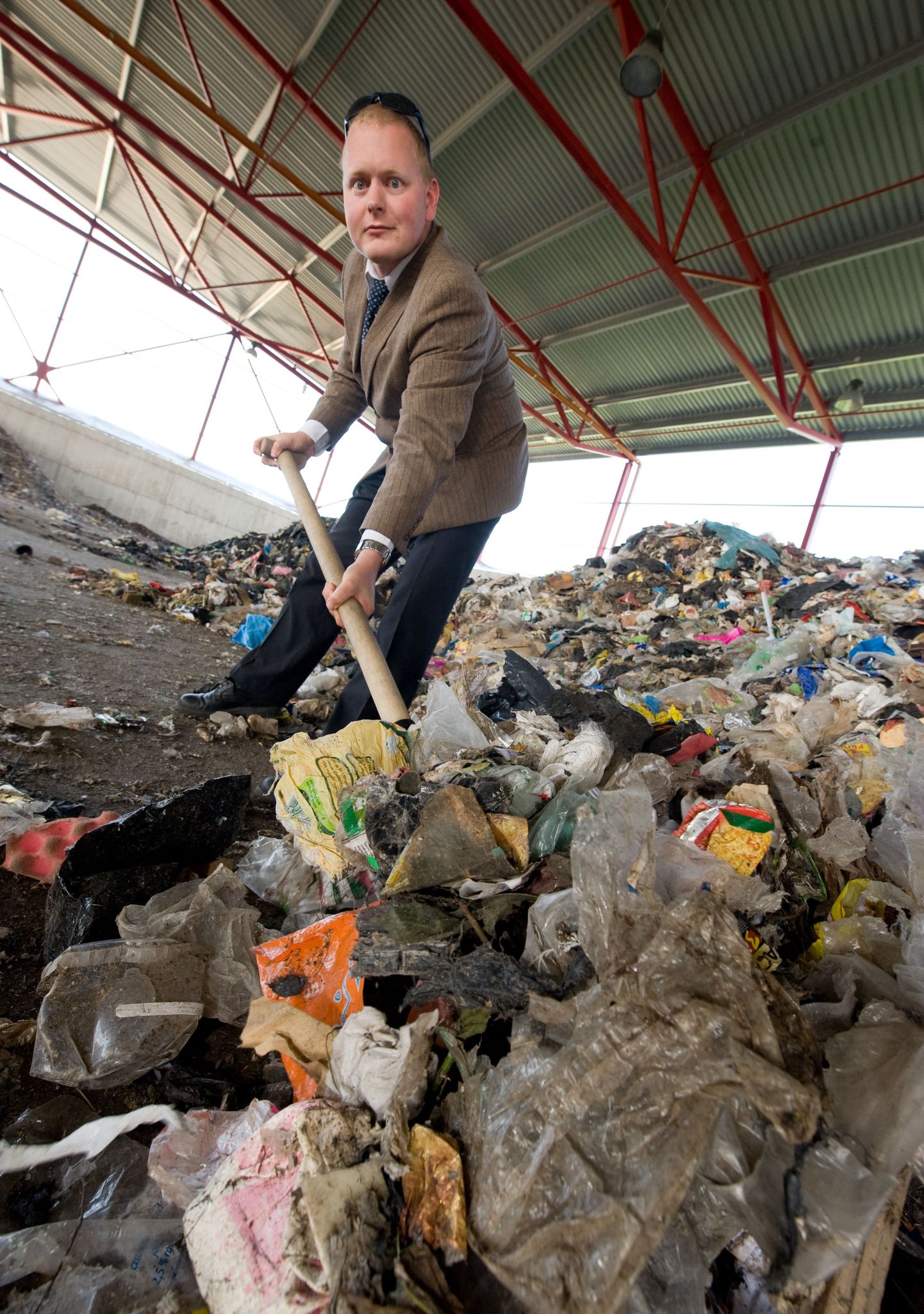 Tallinna prügila juht Allan Pohlak kühveldab jäätmeid, millest hakatakse tootma jäätmekütust.