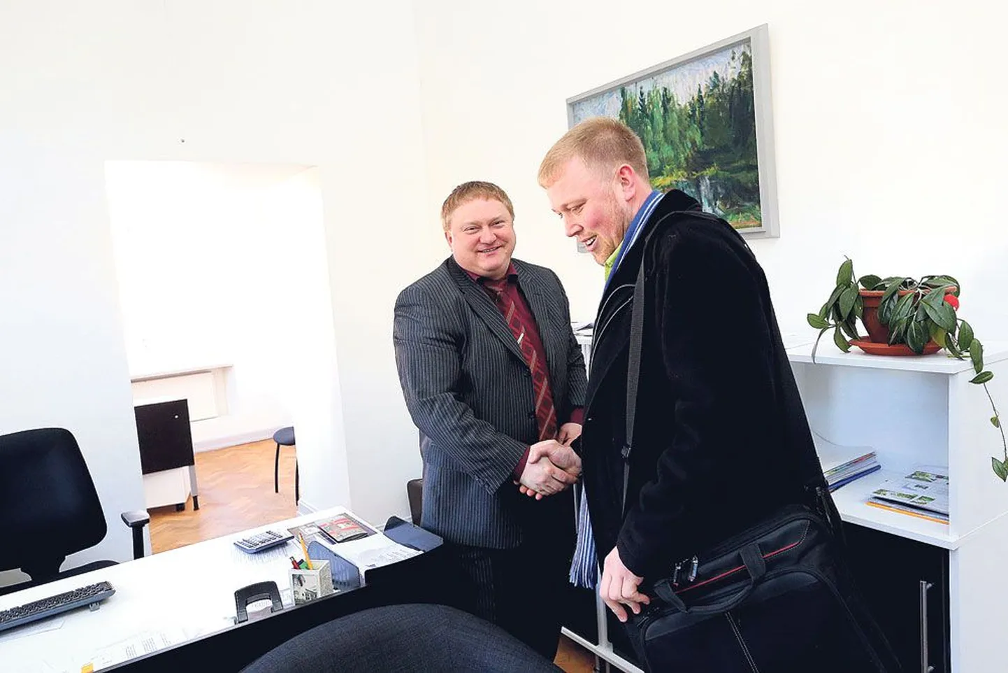 Veini ja Vine esindaja Assar Jõgar (paremal) kohtus välikohvikutele kehtestatud lahtiolekupiirangu asjus eile Tartu abilinnapea Kajar Lemberiga ja edastas ettevõtjate ühispöördumise.