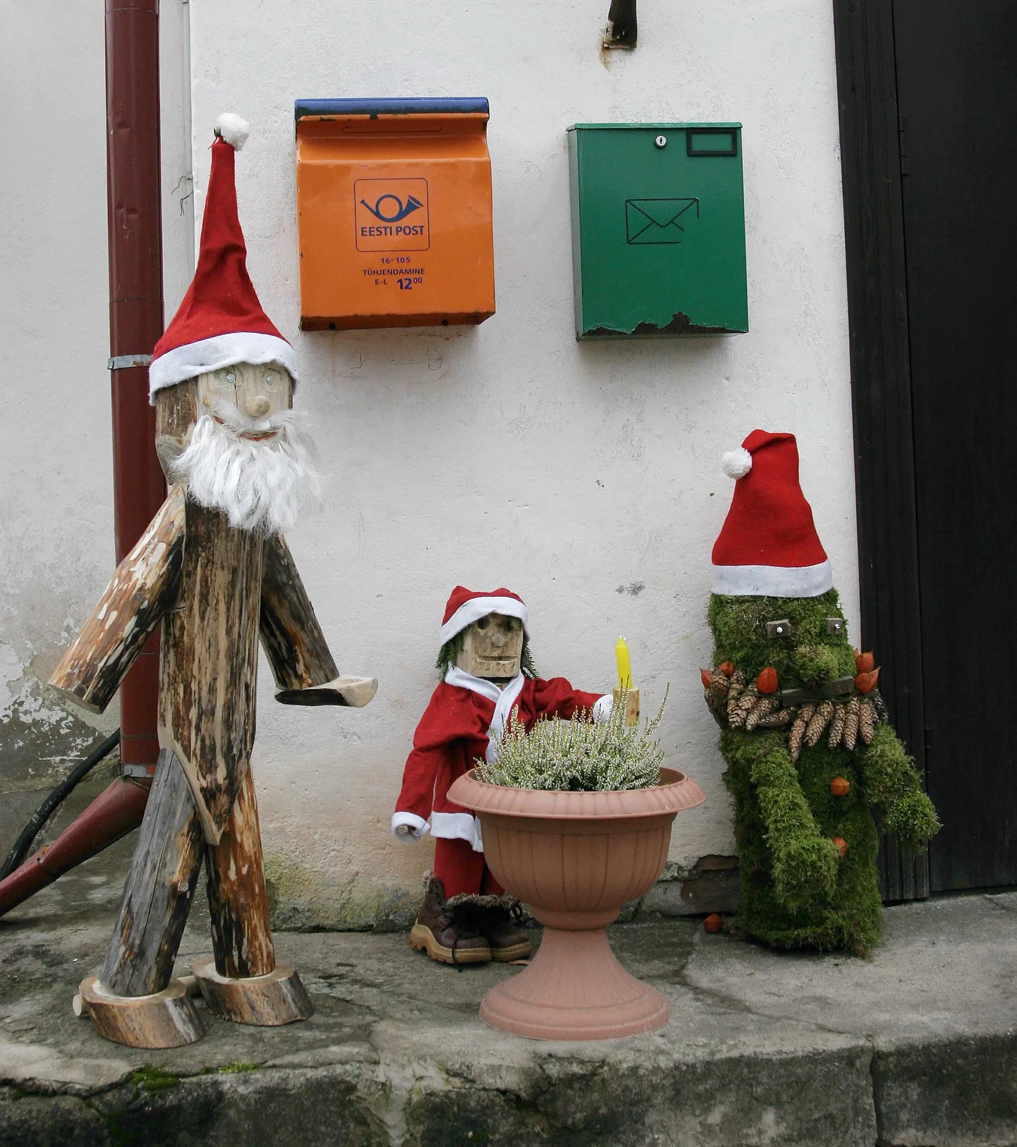 Postkasti võib jõuluajal kirju ja kaarte poetada iga päev ning kellaajast hoolimata. Pilt on tehtud Viljandimaal Suislepas.