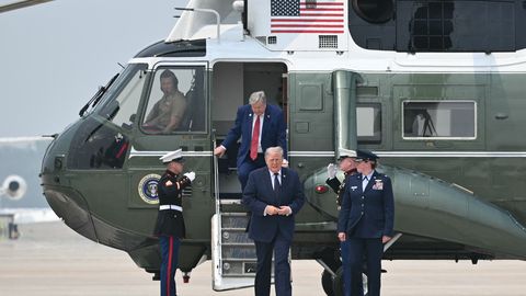 USA saatejuht kaotas enesevalitsuse, kui märkas presidendi taga varu-Trumpi: «Kes kurat see tüüp on?»