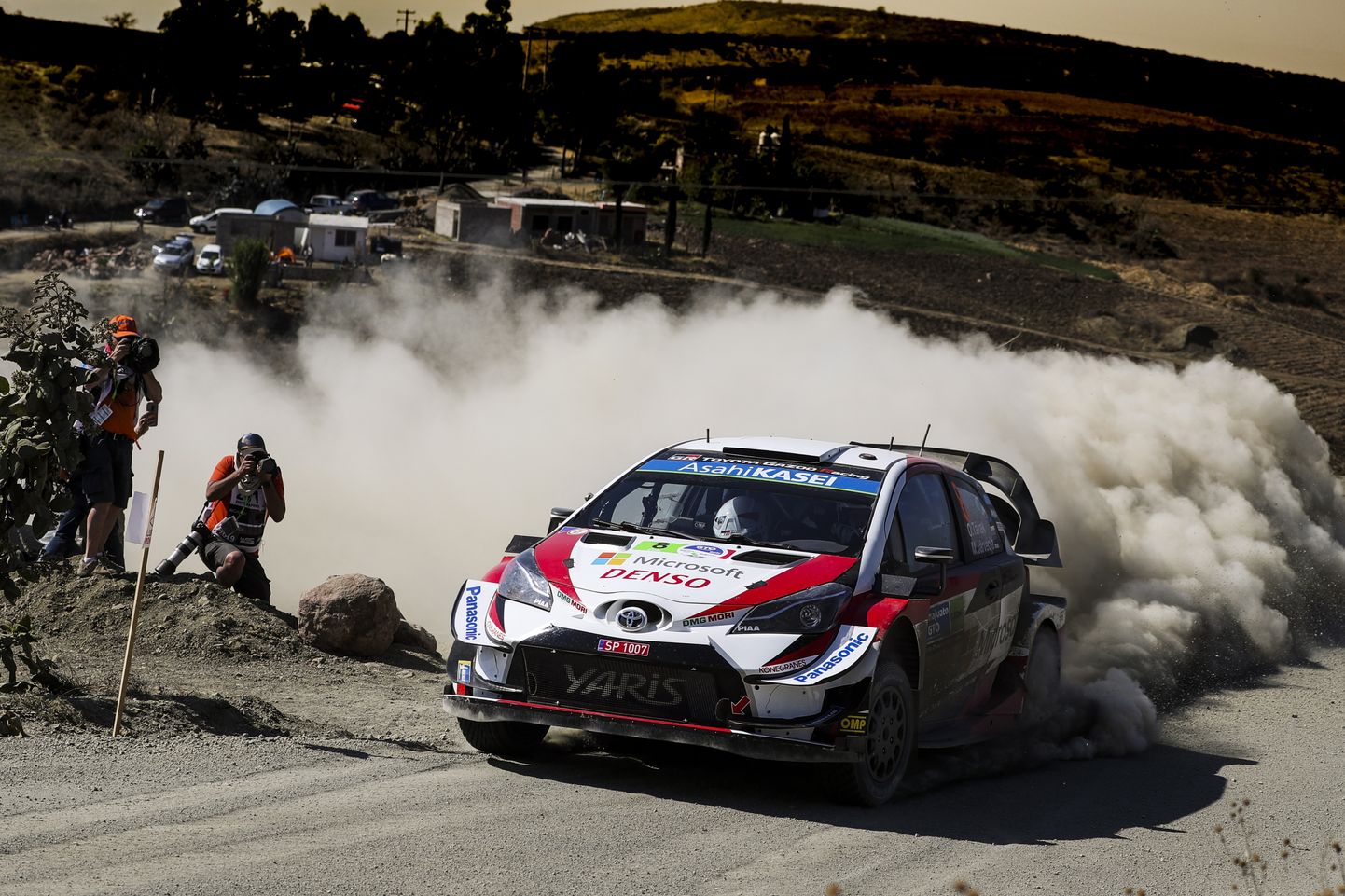 Ott Tänak ja Martin Järveoja kihutamas Toyota Yaris WRC-masinaga Mehhiko tolmustel kruusateedel.