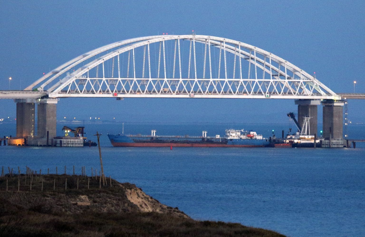 Krievijas karaflote apšaudījusi un sagrābusi trīs Ukrainas kuģus