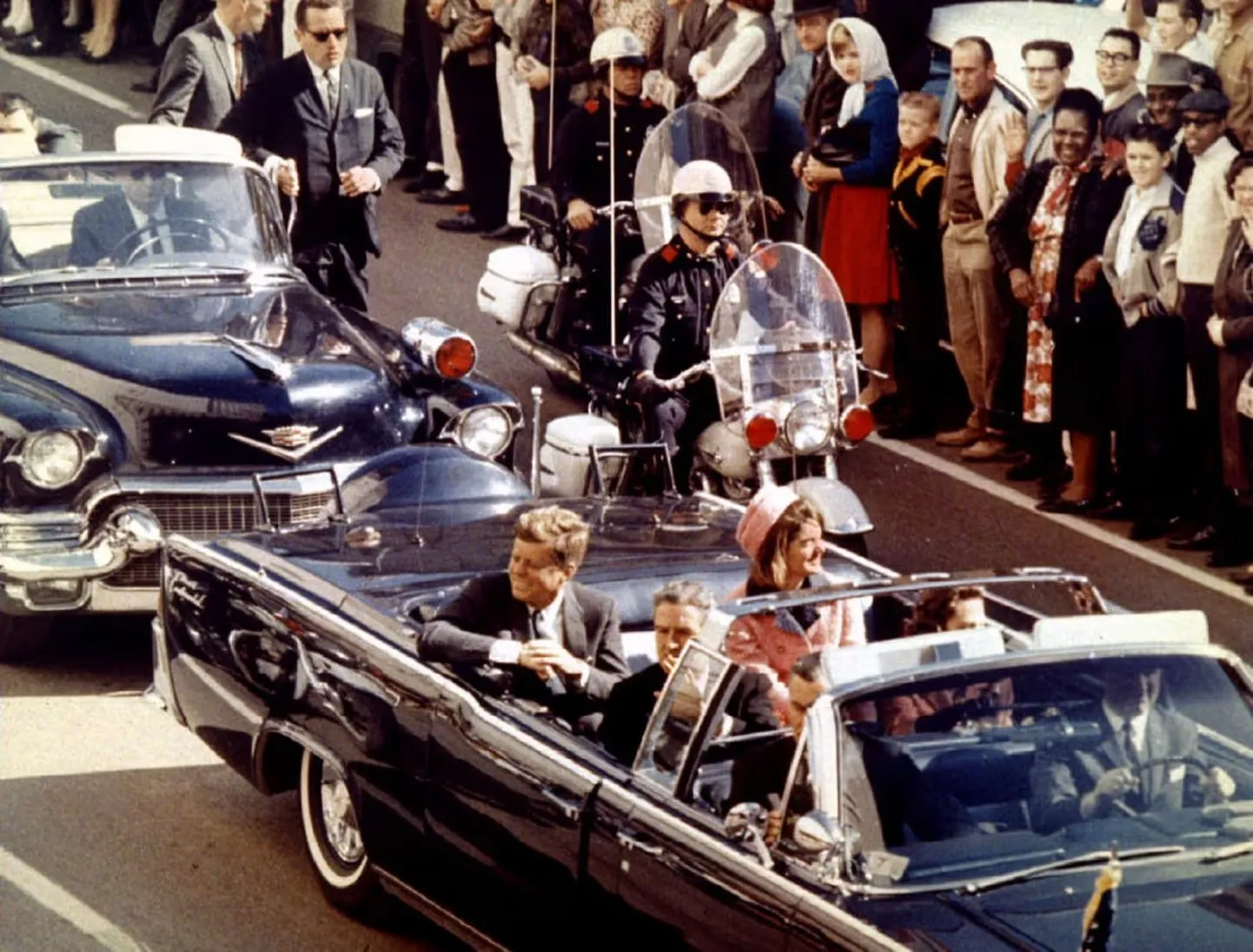 Warreni komisjon kirjutas 1964. aastal, et Kennedy tappis Lee Harvey Oswald, kes tegutses üksinda.