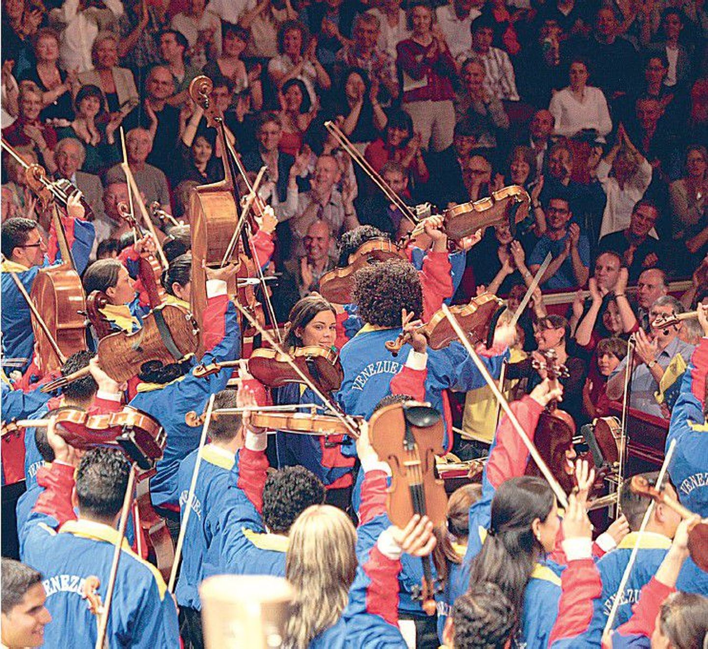 Keskel meie-tundega noor dirigent Dudamel ja tema ümber eakaaslased  Venezuela noorteorkestri energiliste kontsertidega kaasneb alati ja igal pool möll, mille käigus muusikud tõmbavad selga rahvusvärvides dressi ja annavad uhkelt teada, et nende kodumaa on Venezuela.