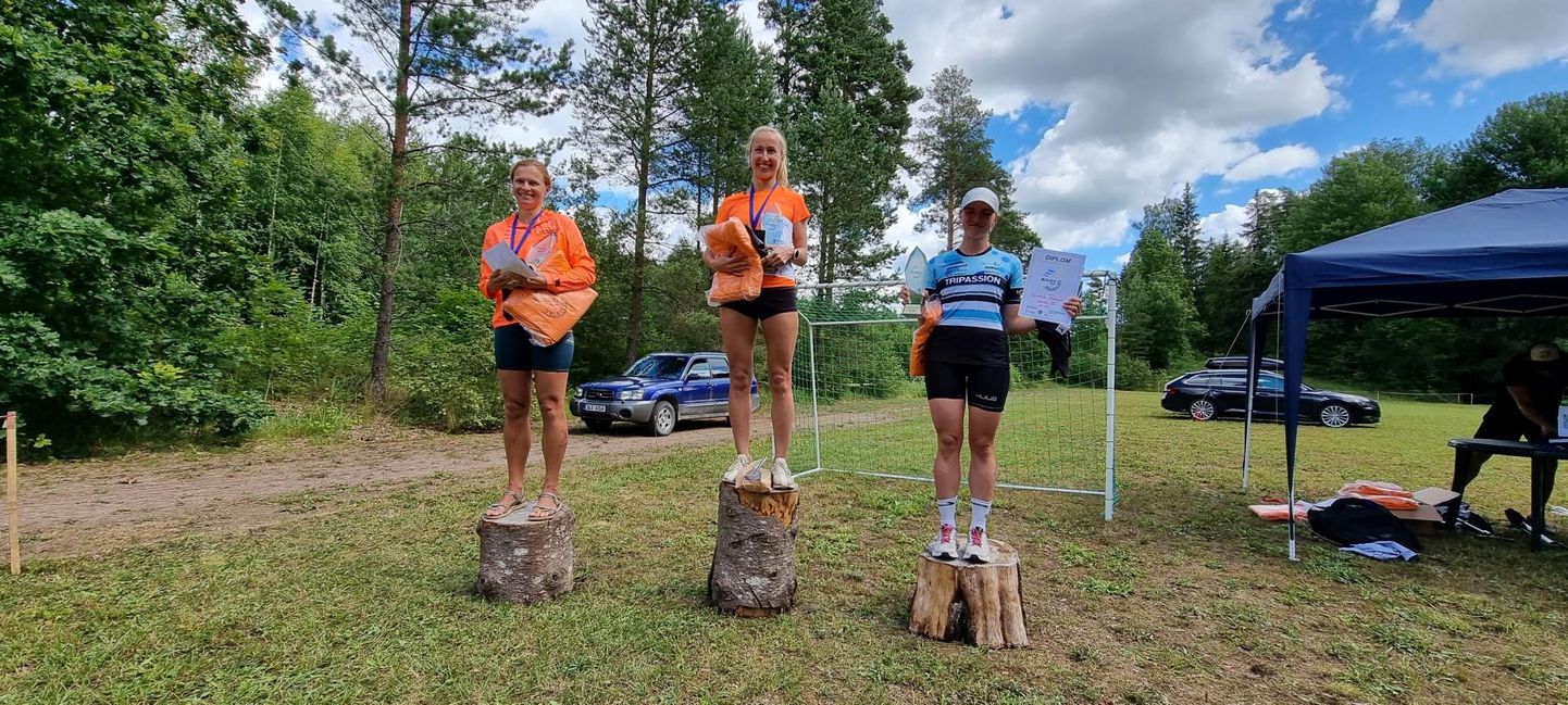 Laupäeval Kildu külas peetud minitriatloni võitis naiste arvestuses Inga Kree (pildil keskel) ajaga 49.40, kellele järgnesid Kaire Kivi (vasakul) ajaga 51.47 ja Gerda Tomson ajaga 51.50.