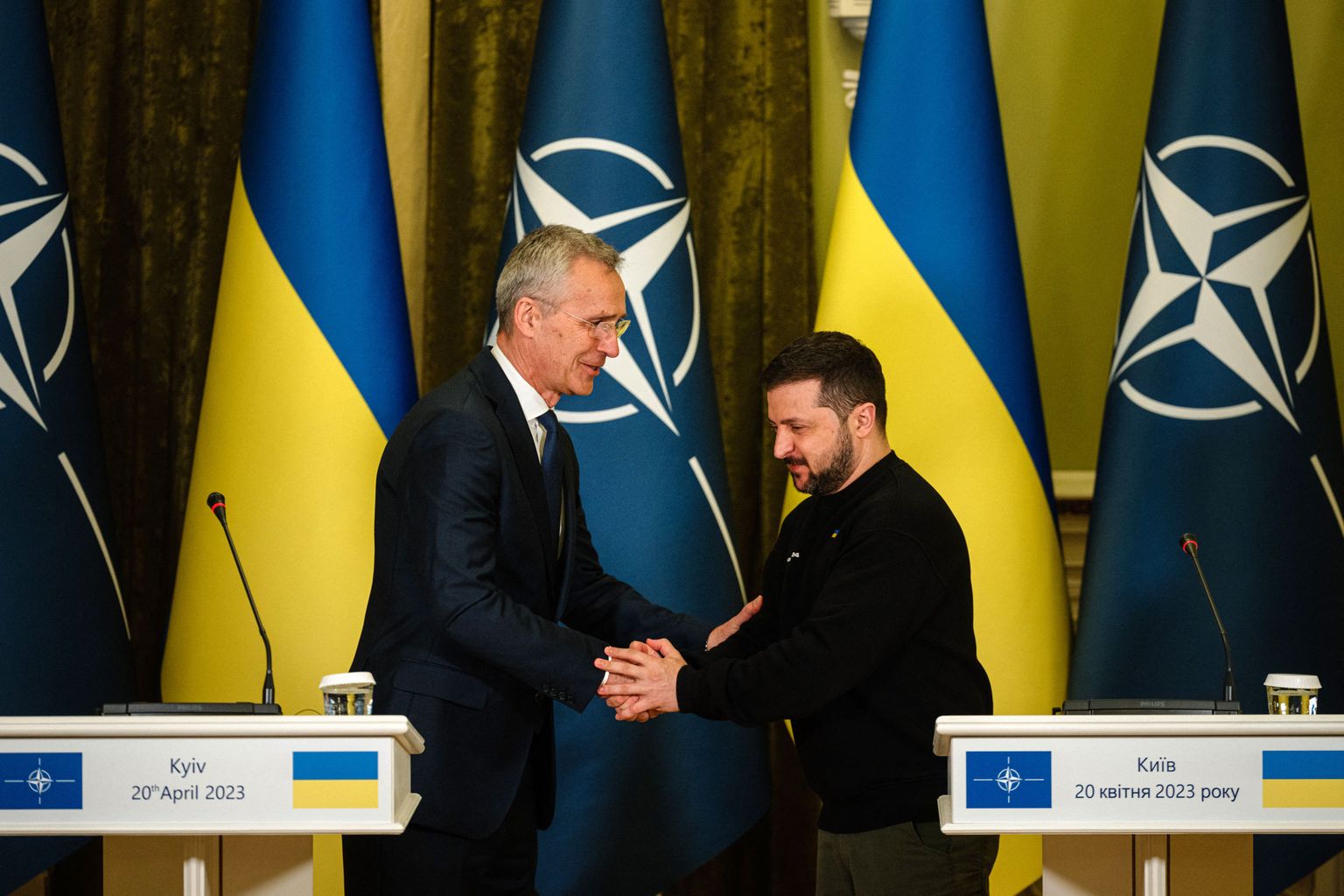 NATO peasekretär Jens Stoltenberg ja Ukraina president Volodõmõr Zelenskõi ühisel pressikonverentsil Kiievis 20. aprillil 2023
