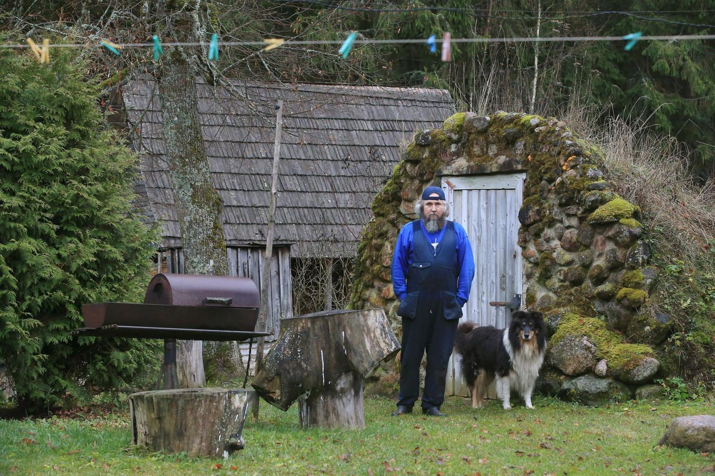 Rõuge valla Lükkä küla Ala-Lükka talu peremees Heiki Pärn koer Rekuga oma kätega ehitatud keldri ees. Varsti peab ta talu maha jätma.