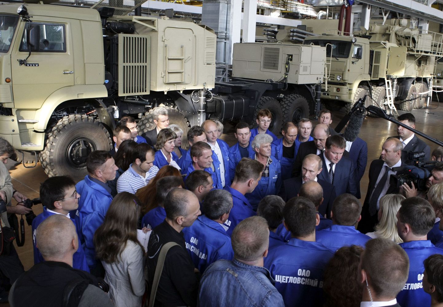 Vladimir Putin Tuula relvatehase töölistega vestlemas