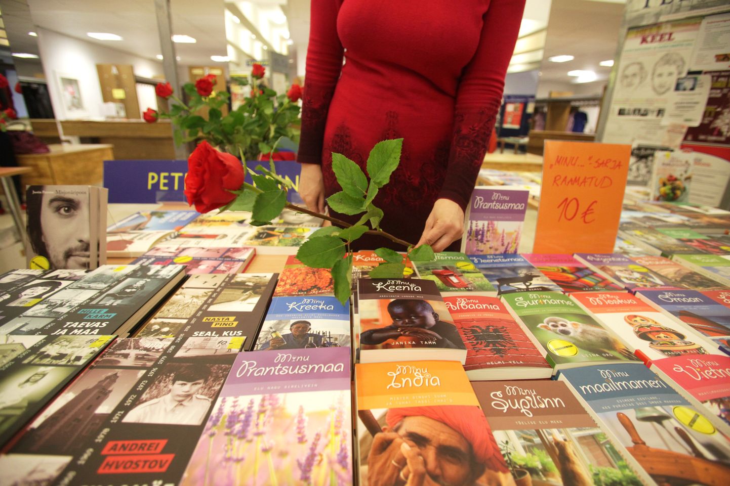 Raamatud ja roosid on olnud Tartu ülikooli raamatukogu fuajees käsikäes ka mõnel eelmise aasta raamatu ja roosi päeval.