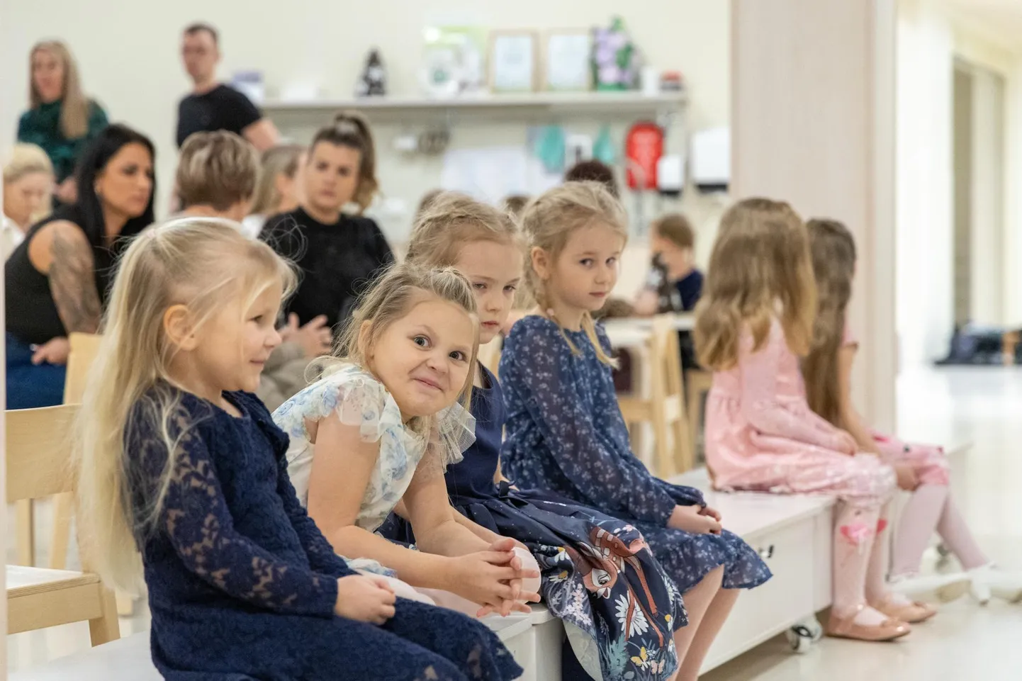 Sakala kutsus väikesed kunstnikud tänamiseks Krõllipesa lasteaeda.