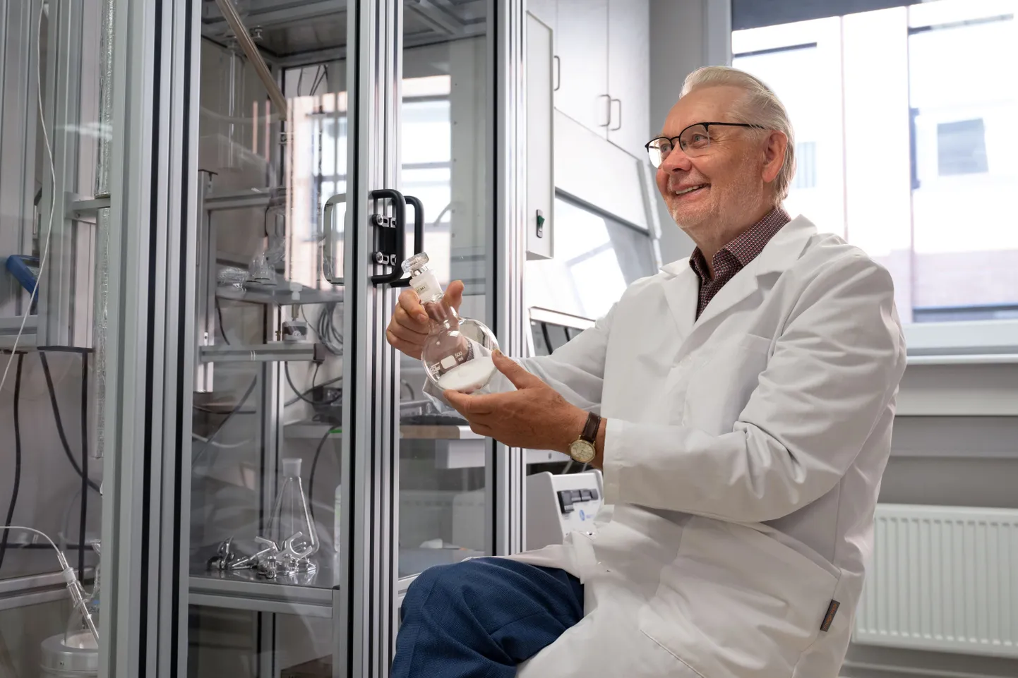 Keemiaprofessor Margus Lopp laboris