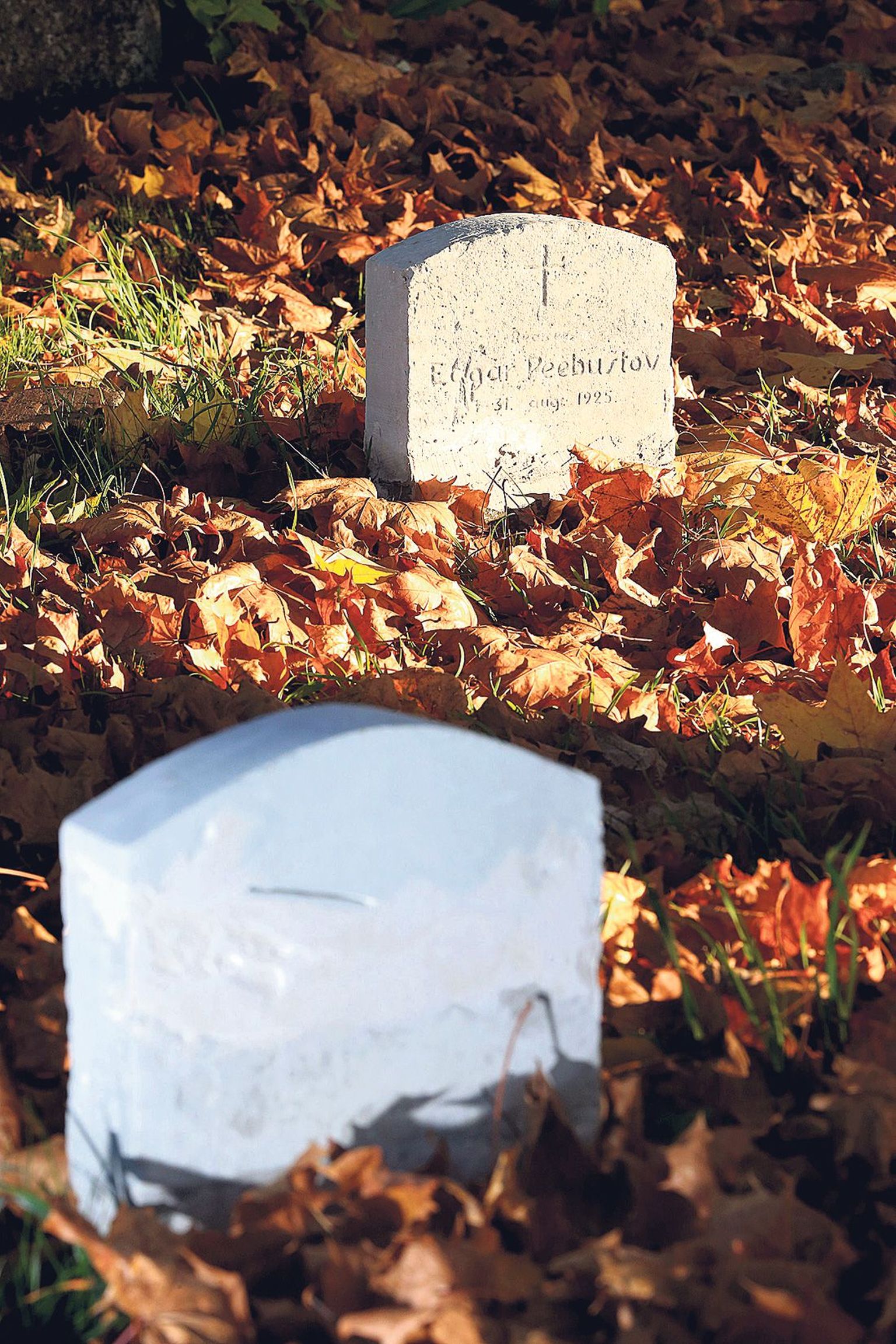 Tartu sõjaväekalmistul säilinud paarkümmend hauaplaati on nüüd lõpuks puhastatud ja taastatud, enamikult neilt on võimalik välja lugeda ka nimed ja aastaarvud.