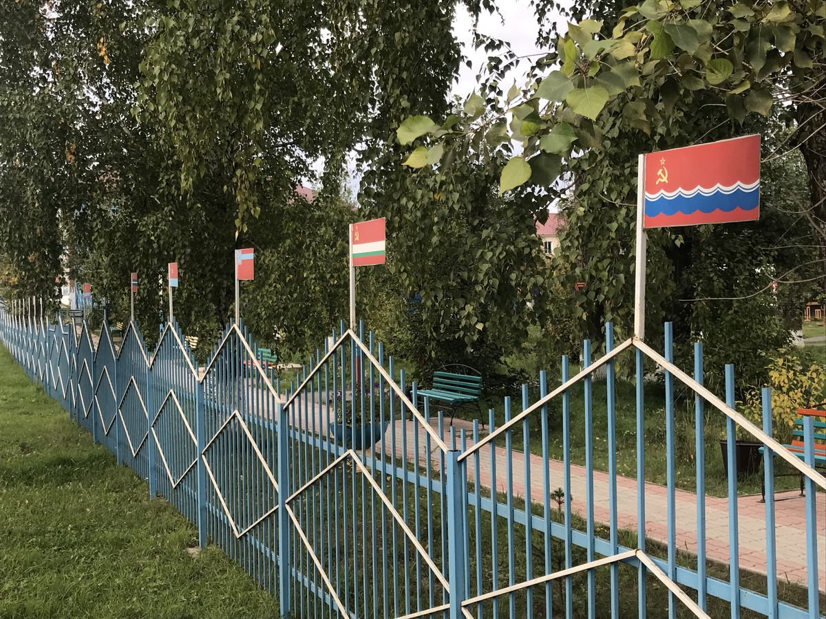 Tervitus minevikust, Bogutšanõ rahvaste sõpruse parki kaunistavad kunagise Nõukogude liiduvabariikide lipud. Näha on, et pargi ja lippude eest hoolitsetakse, sest kes teab, mis ajad veel tulevad. Esialgu liigub aeg omasoodu edasi: pooled Bogutšanõ elanikest vaevalt, et enam mäletavadki Nõukogude aega. Pargis seisavad veel Lenin ja sotsialistliku töö kangelaste autahvlitega allee. Kohalikud kapitalistliku töö kangelased pole sellist au ära teeninud.