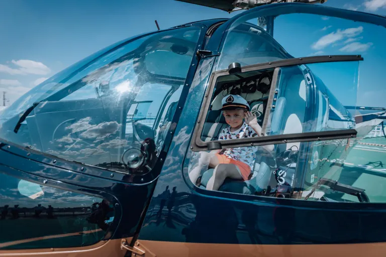 Unistuste nädalavahetusel külastas Oskar spaad, lennusadamat, Baltic Queeni laeva, Niguliste kirikut ja sõitis helikopteriga.