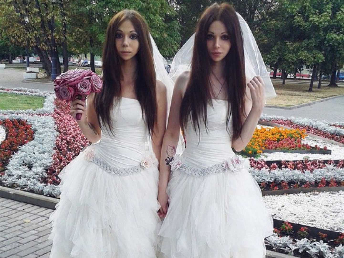 В Москве официально сочетались браком две невесты.
