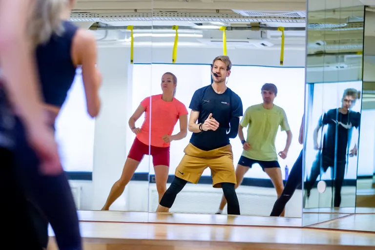 Mihkel Vabrit juhendab Postimaja MyFitnessis treeningut Cardio legs - neid satub tol päeval olema tervelt kolm. Ja ei saa salata - asi töötab! Mu jalad on järgmine päev silmanähtavalt rohkem trimmis.
